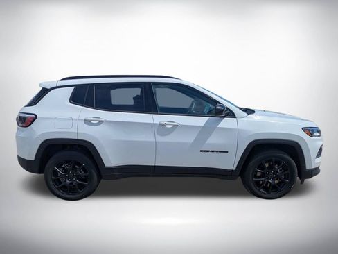 Used 2025 Jeep Compass Latitude w/ Convenience Group AWD/4WD image 2