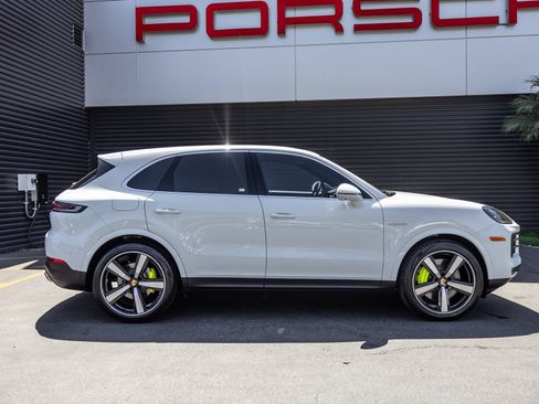 Certified 2024 Porsche Cayenne AWD/4WD image 10