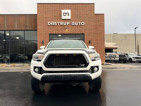 Used 2017 Toyota Tacoma TRD Off-Road w/ Premium & Technology Package image 2
