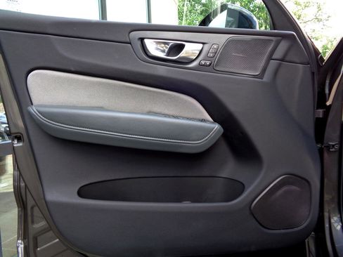 Used 2022 Volvo XC60 B6 R-Design image 16