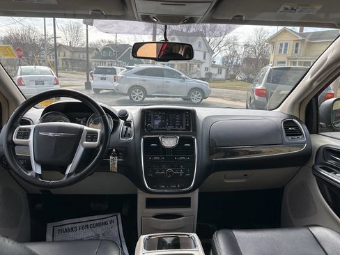 Used 2016 Chrysler Town & Country Touring image 15