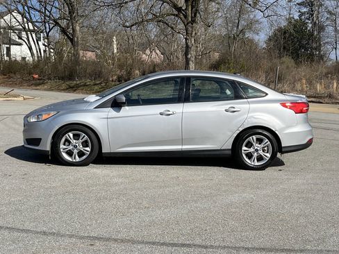 Used 2018 Ford Focus SE image 3