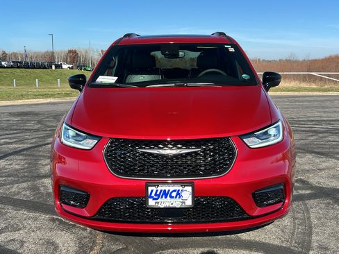 Used 2026 Chrysler Pacifica Limited w/ Uconnect Theater Family Group image 8