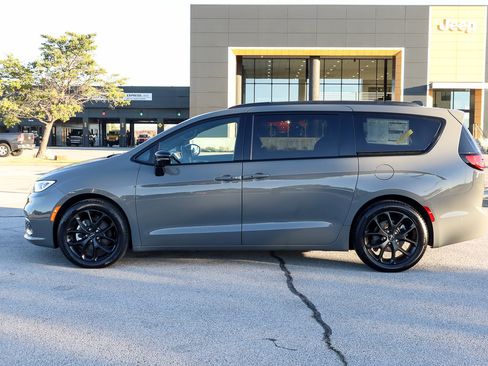 New 2025 Chrysler Pacifica Limited image 8