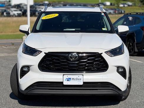 Used 2022 Toyota Highlander XLE AWD/4WD image 2