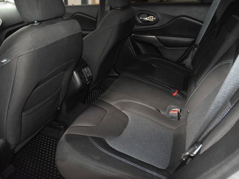 Used 2019 Jeep Cherokee Latitude w/ Cold Weather Group FWD image 37