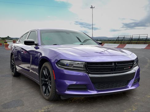 Used 2018 Dodge Charger SXT w/ Blacktop Package RWD image 2