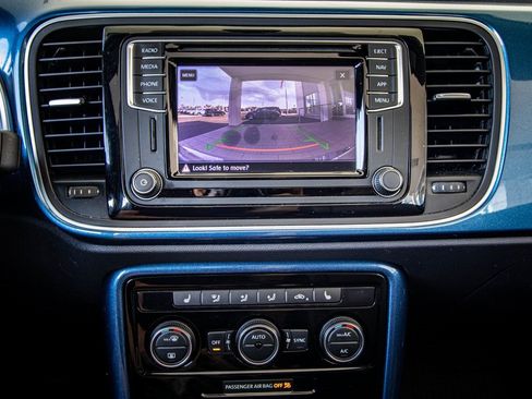 Used 2019 Volkswagen Beetle 2.0T SE image 3