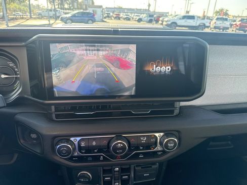 Used 2024 Jeep Wrangler Unlimited w/ Convenience Group AWD/4WD image 20