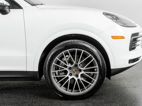 Used 2023 Porsche Cayenne Platinum Edition image 4