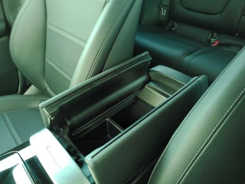 Used 2025 Mercedes-Benz GLC 300 image 49