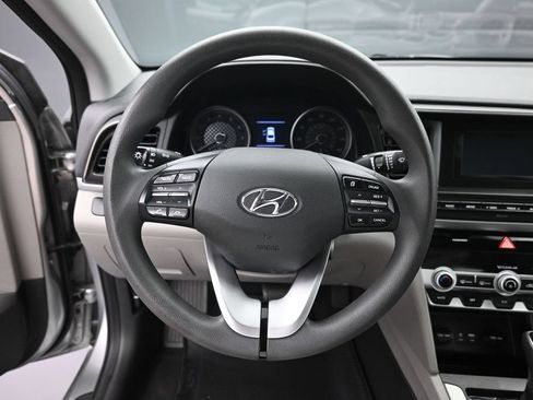 Used 2020 Hyundai Elantra SE FWD image 19