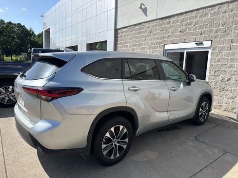 Used 2025 Toyota Highlander XLE AWD/4WD image 4
