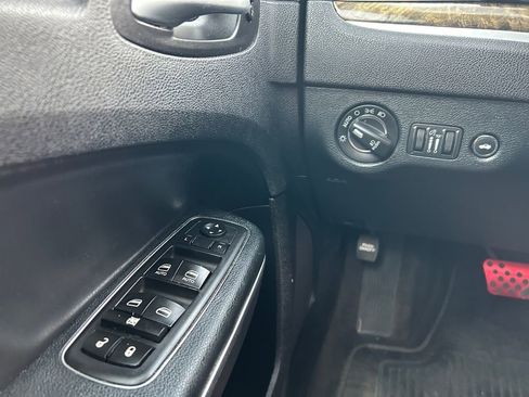 Used 2018 Chrysler 300 Limited AWD/4WD image 18