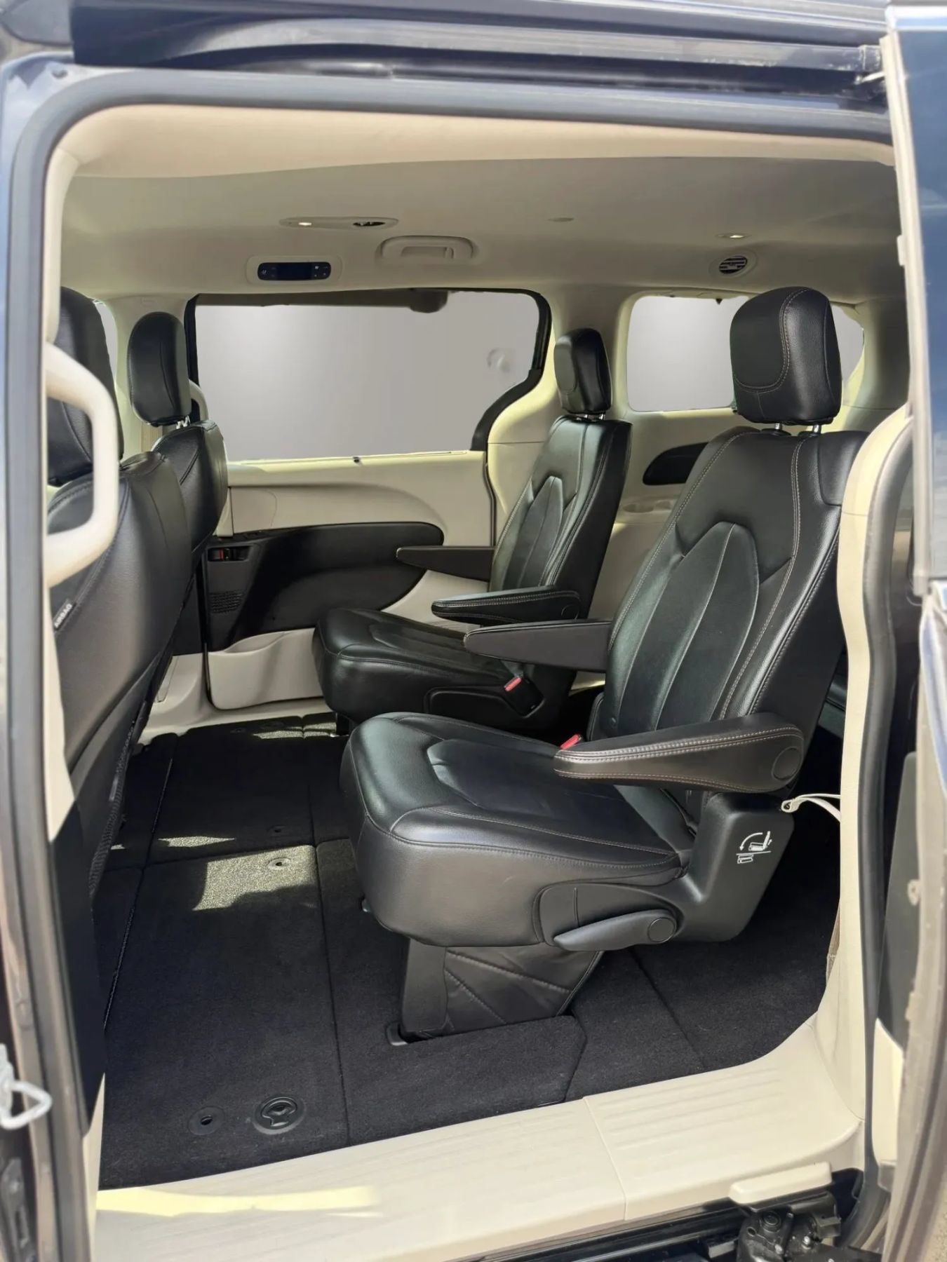 Used 2017 Chrysler Pacifica Touring-L FWD image 19