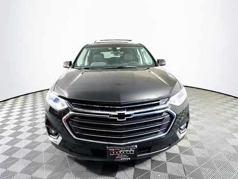 Used 2020 Chevrolet Traverse LT image 2