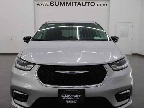 Used 2024 Chrysler Pacifica Touring-L image 21