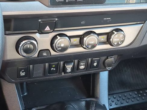 Used 2019 Toyota Tacoma TRD Off-Road w/ Technology Package AWD/4WD image 26