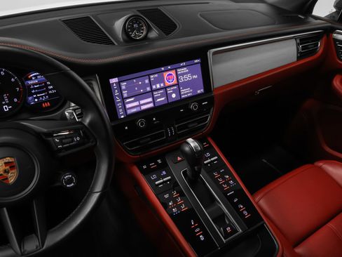 Certified 2024 Porsche Macan Turbo AWD/4WD image 38