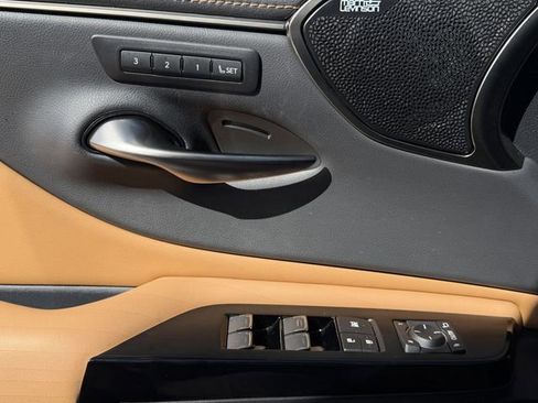 Used 2022 Lexus ES 350 Ultra Luxury w/ Accessory Package 2 image 25