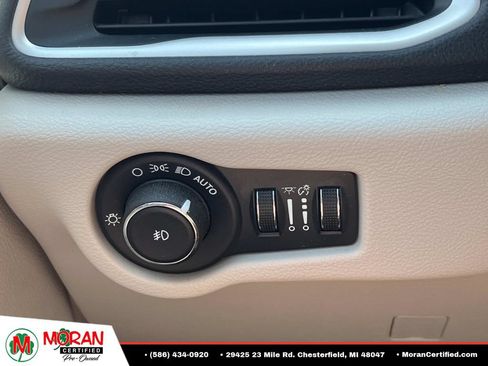 Used 2023 Chrysler Pacifica Touring-L FWD image 26