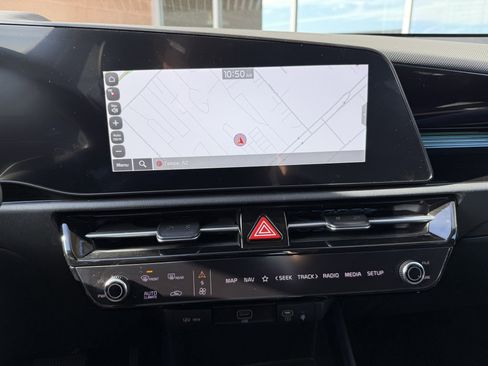 Used 2024 Kia Niro EX image 23