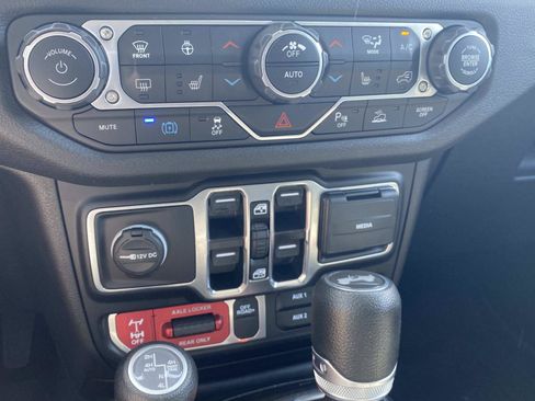 Used 2024 Jeep Wrangler Unlimited AWD/4WD image 30