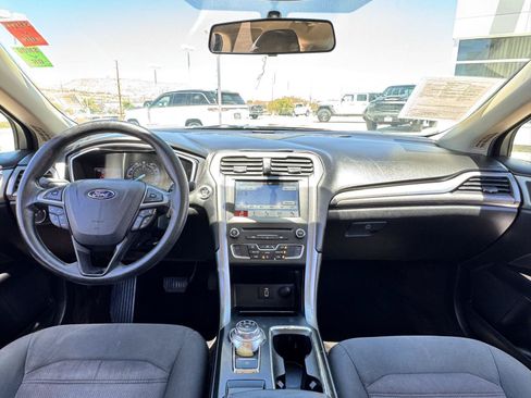 Used 2017 Ford Fusion SE w/ Fusion SE Technology Package FWD image 15