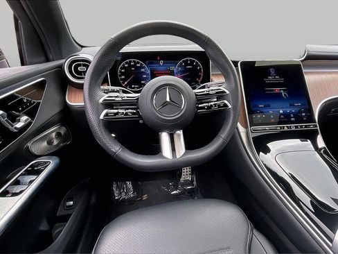 Used 2024 Mercedes-Benz GLC 300 4MATIC image 5