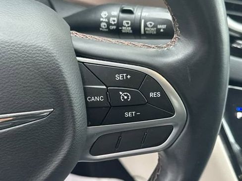 Used 2017 Chrysler Pacifica Touring-L image 25