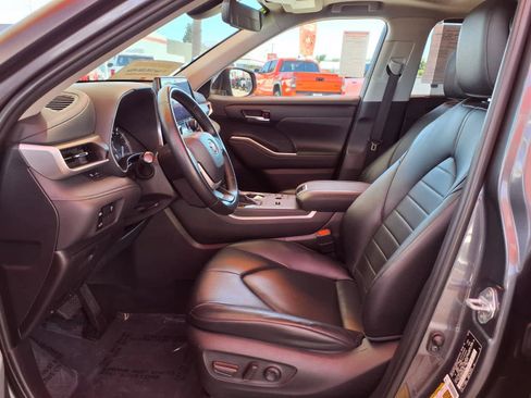 Certified 2024 Toyota Highlander XLE FWD image 18