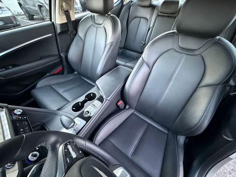 Used 2025 Genesis G70 2.5T image 37