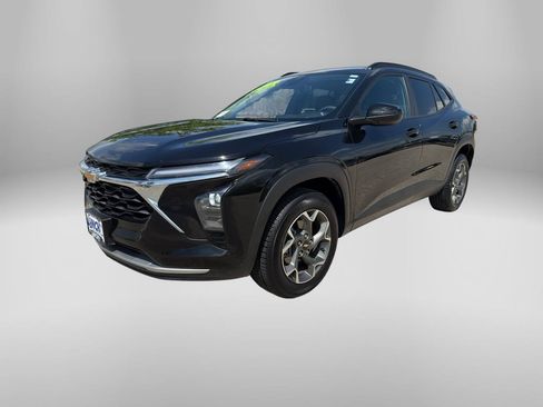 Used 2025 Chevrolet Trax LT FWD image 1
