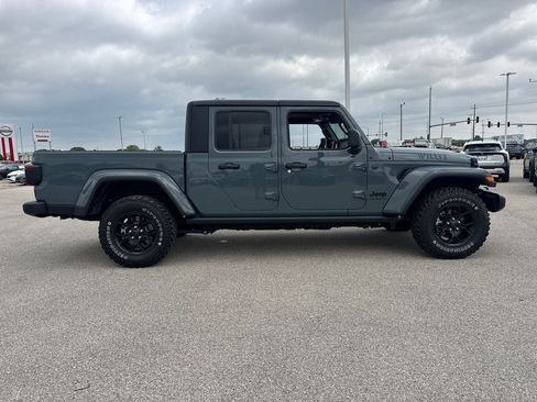 Used 2025 Jeep Gladiator Sport AWD/4WD image 7