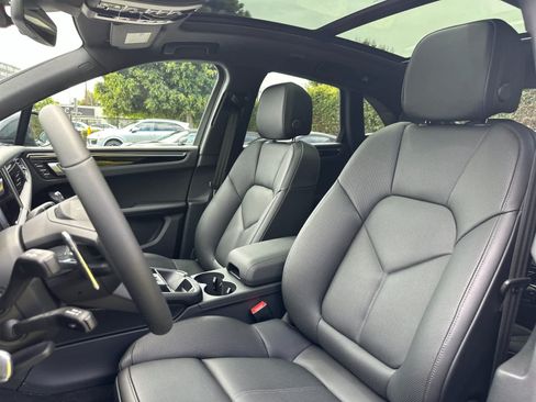 Certified 2025 Porsche Macan AWD/4WD image 5