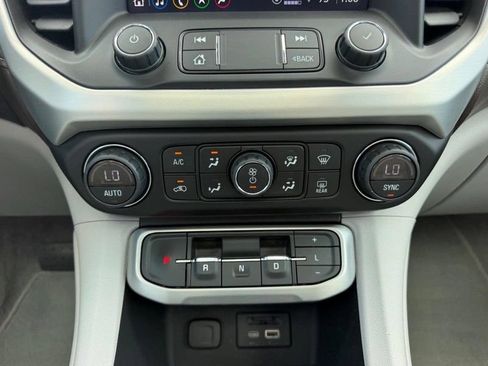 Used 2021 GMC Acadia SLT w/ Preferred Package FWD image 17