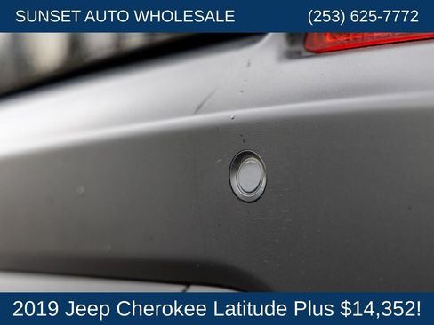 Used 2019 Jeep Cherokee Latitude Plus AWD/4WD image 24