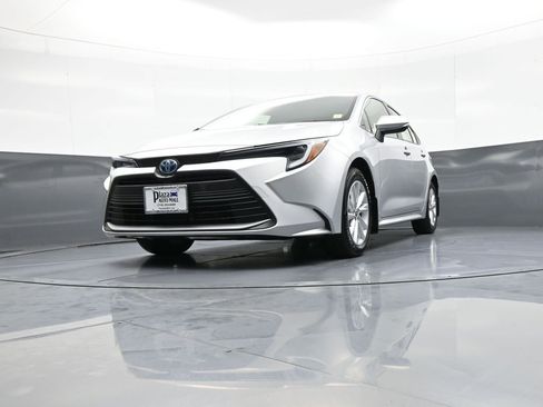 Used 2025 Toyota Corolla XLE image 25