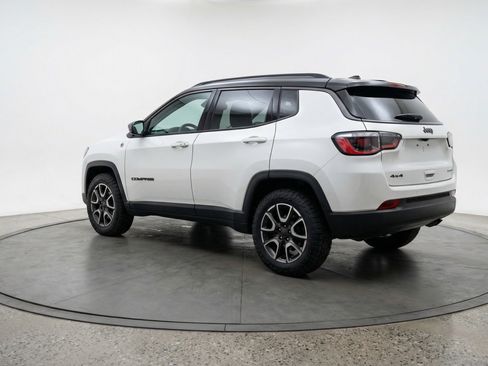 Used 2025 Jeep Compass Trailhawk image 6