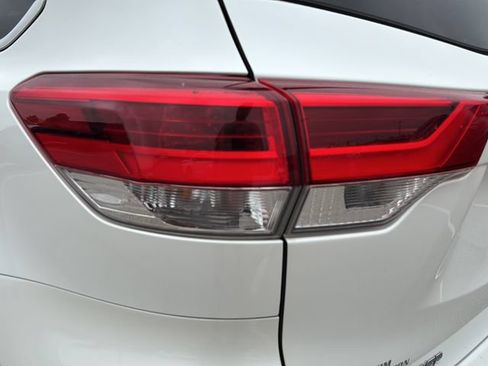 Used 2018 Toyota Highlander XLE FWD image 11
