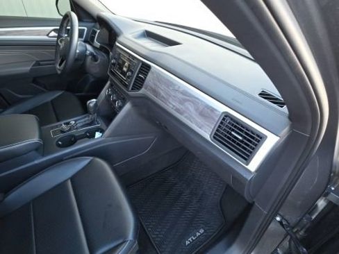 Used 2022 Volkswagen Atlas Cross Sport SE image 19