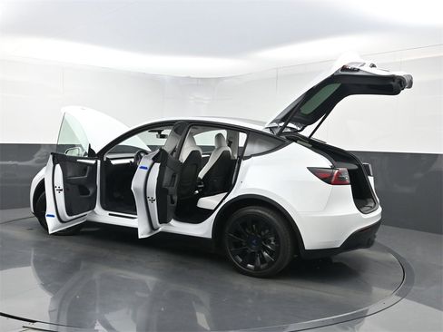 Used 2023 Tesla Model Y Long Range image 35