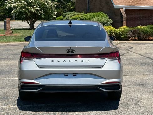 Used 2022 Hyundai Elantra SEL FWD image 4