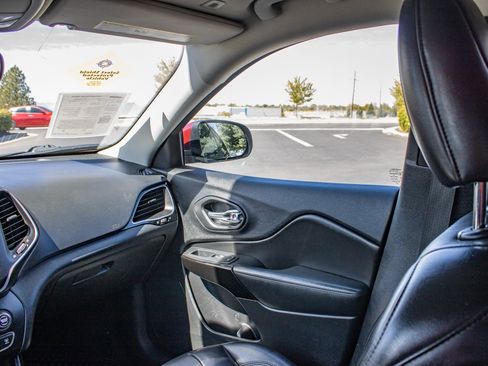 Used 2019 Jeep Cherokee Latitude Plus AWD/4WD image 19