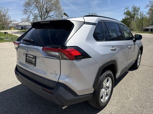Used 2021 Toyota RAV4 LE AWD/4WD image 4