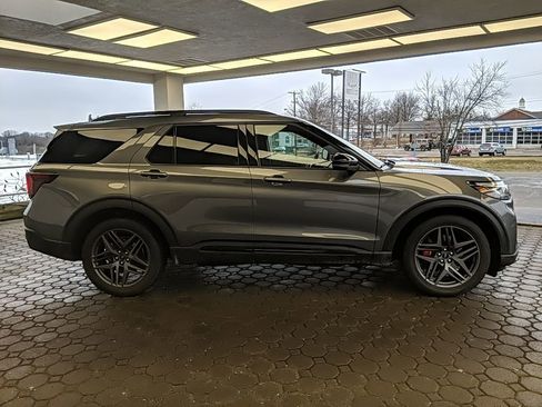 Used 2025 Ford Explorer ST image 4
