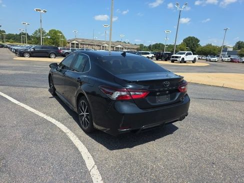 Used 2022 Toyota Camry SE FWD image 5