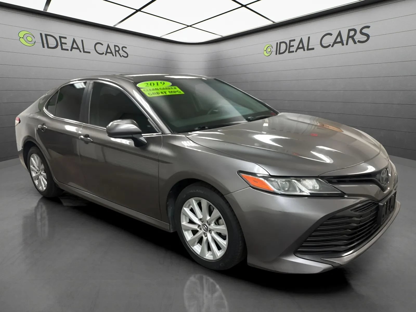 Used 2019 Toyota Camry LE FWD image 3