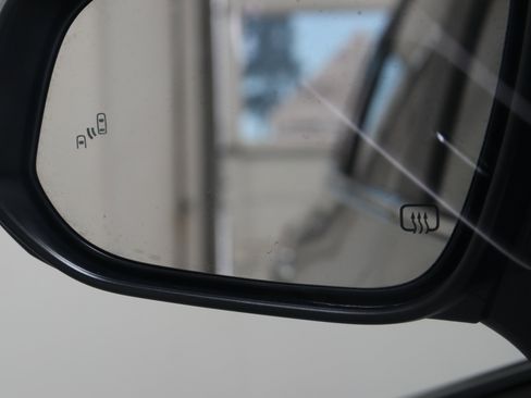 Used 2025 Toyota Highlander LE FWD image 22