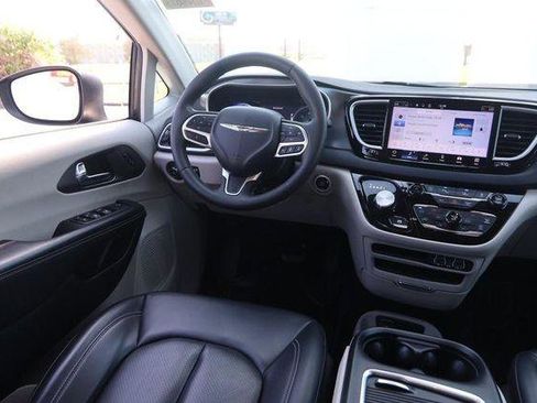 Used 2023 Chrysler Pacifica Touring-L FWD image 24